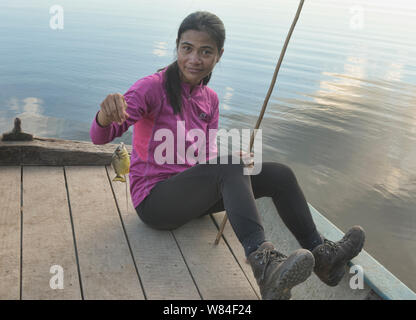 La pêche de piranha à ventre jaune sur le lac Tres Chimbadas, rivière Tambopata, Amazonie péruvienne Banque D'Images