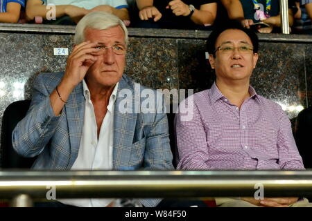 Marcello Lippi, à gauche, récemment nommé entraîneur-chef de l'équipe nationale chinoise, et Xu Jiayin (Hui Ka Yan), à droite, Président de Evergrande Grou Banque D'Images