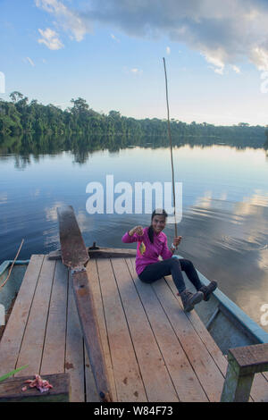 La pêche de piranha à ventre jaune sur le lac Tres Chimbadas, rivière Tambopata, Amazonie péruvienne Banque D'Images