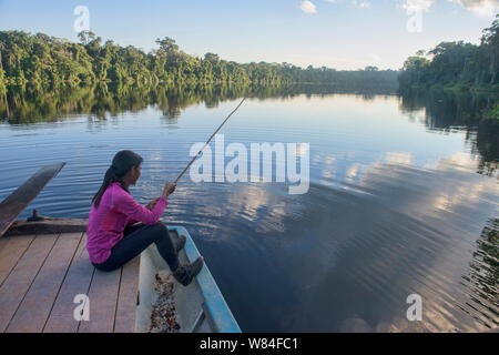 La pêche de piranha à ventre jaune sur le lac Tres Chimbadas, rivière Tambopata, Amazonie péruvienne Banque D'Images