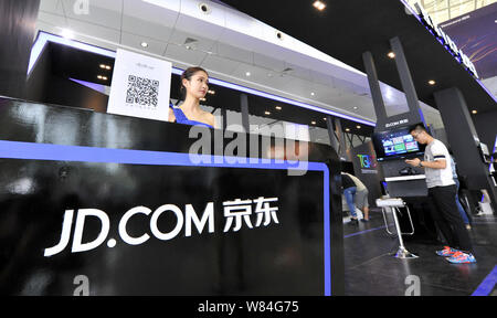 --FILE--personnes visitent le stand de vente en ligne en chinois JD.com lors d'une exposition à Fuzhou City, dans le sud-est de la province de Fujian en Chine, 22 Septembre Banque D'Images