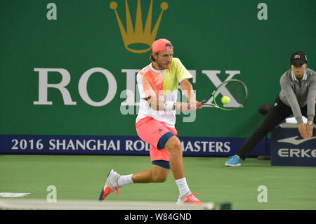 Lucas Pouille de la France renvoie un shot à Andy Murray de Grande-bretagne dans leur masculin troisième match au cours de la Rolex Masters de Shanghai 2016 Banque D'Images