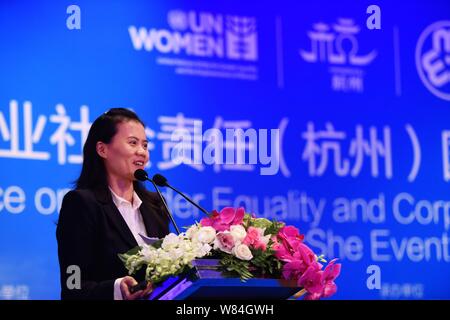 --FILE--Lucy Peng Lei, chef des ressources humaines et chef de la Direction de Ant Financial Services Group, prend la parole à une conférence dans la ville de Hangzhou, à l'Est Banque D'Images