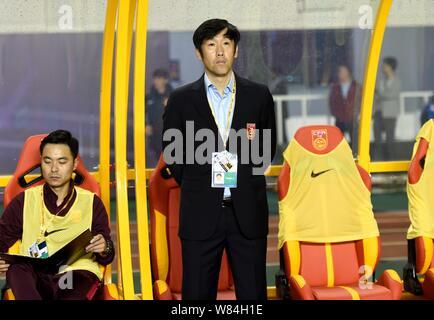 L'entraîneur-chef Gao Hongbo, droite, de Chine surveille ses joueurs contre la Syrie dans leur groupe un match pendant la Coupe du Monde FIFA 2018 Asie Russie Banque D'Images