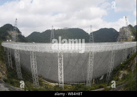 --FILE--une vue sur le plus grand radiotélescope FAST (cinq cent mètre d'ouverture du télescope) sphérique dans le comté de Pingtang, Qiannan Buyis et Miao Banque D'Images