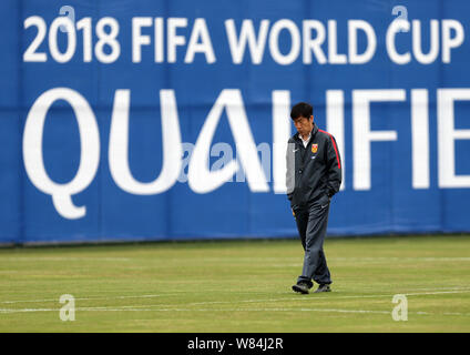 --FILE--Gao Hongbo, entraîneur-chef de la Chinese National men's football team, prend part à une session de formation pour la Coupe du Monde FIFA 2018 Asie Russie Banque D'Images