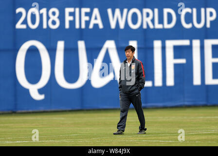 --FILE--Gao Hongbo, entraîneur-chef de la Chinese National men's football team, prend part à une session de formation pour la Coupe du Monde FIFA 2018 Asie Russie Banque D'Images