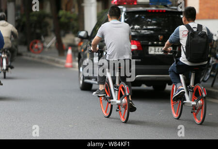 --FILE--cyclistes la bicyclette de vélo libre-service chinois MoBike sur la route de Shanghai, Chine, 10 octobre 2016. MoBike ofo et sont facturés comme Banque D'Images