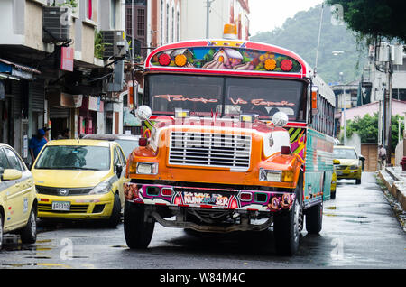 Certaines options de transports publics dans le centre-ville de Panama City, y compris les taxis jaunes et les presque éteinte de type bus multicolore Banque D'Images