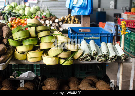 Les feuilles de palmier et de bijao en vente au marché de San Felipe à Panama City centre-ville. Les feuilles sont utilisées pour emballer les différents plats de la cuisine panaméenne Banque D'Images