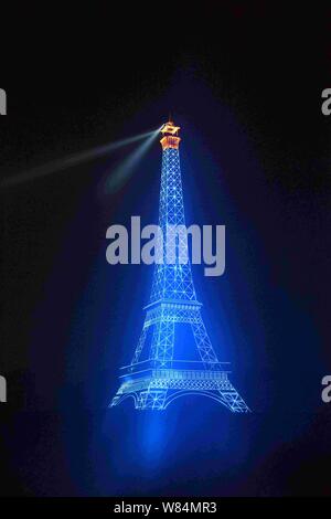 La moitié des moyennes copie de la Tour Eiffel est illuminée à Tianducheng, une petite communauté Chinoise réplication de Paris, dans la ville de Hangzhou, Chine, Moyen-Orient Zhejian Banque D'Images