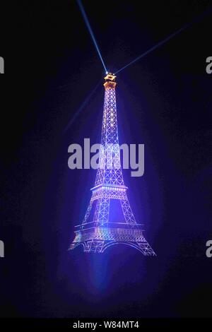 La moitié des moyennes copie de la Tour Eiffel est illuminée à Tianducheng, une petite communauté Chinoise réplication de Paris, dans la ville de Hangzhou, Chine, Moyen-Orient Zhejian Banque D'Images