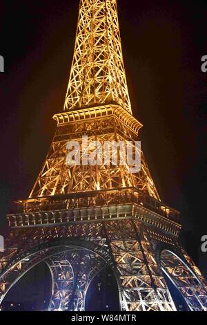 La moitié des moyennes copie de la Tour Eiffel est illuminée à Tianducheng, une petite communauté Chinoise réplication de Paris, dans la ville de Hangzhou, Chine, Moyen-Orient Zhejian Banque D'Images