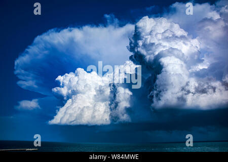 D'énormes nuages orageux sur la côte de la mer Noire , Roumanie Banque D'Images