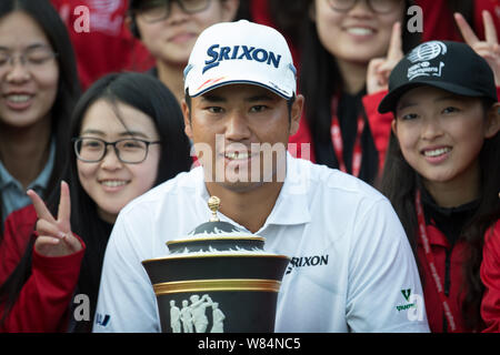 Hideki Matsuyama du Japon pose avec son trophée de champion après avoir remporté le 2016 WGC-HSBC Champions tournoi de golf à Shanghai, Chine, 30 Octobre 2016 Banque D'Images