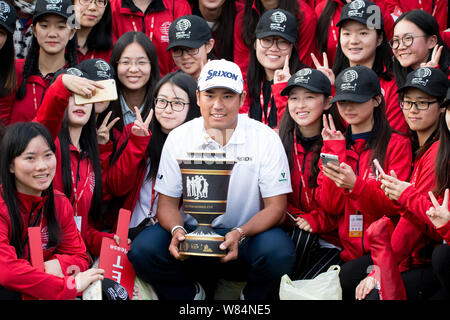 Hideki Matsuyama du Japon pose avec son trophée de champion après avoir remporté le 2016 WGC-HSBC Champions tournoi de golf à Shanghai, Chine, 30 Octobre 2016 Banque D'Images