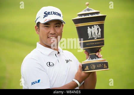 Hideki Matsuyama du Japon pose avec son trophée de champion après avoir remporté le 2016 WGC-HSBC Champions tournoi de golf à Shanghai, Chine, 30 Octobre 2016 Banque D'Images