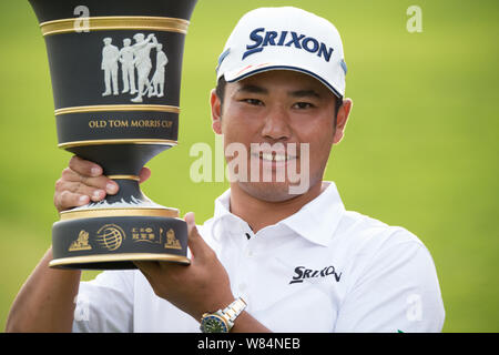 Hideki Matsuyama du Japon pose avec son trophée de champion après avoir remporté le 2016 WGC-HSBC Champions tournoi de golf à Shanghai, Chine, 30 Octobre 2016 Banque D'Images