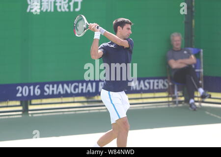 Novak Djokovic la Serbie de prend part à une session de formation pour les Masters de Shanghai 2016 Tournoi de tennis à Shanghai, Chine, 10 octobre 2016. Banque D'Images