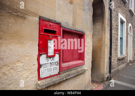 L'ancien bureau de poste rouge lettre fort / post box dans le village anglais de Bruton, Somerset. Banque D'Images