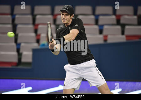 Andy Murray de Grande-Bretagne renvoie un shot de Steve Johnson des États-Unis dans leur masculin deuxième tour au cours de la R de Shanghai 2016 Banque D'Images