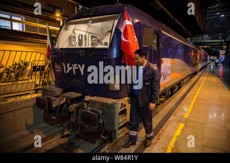 Téhéran, Iran. 7e août 2019. Après une suspension de quatre ans, l'Iran a relancé le Tehran-Ankara train pour la Turquie. L'exécution de 200 passagers, les cinq-voiture train a quitté Téhéran mercredi soir pour 60 heures de voyage. Le train va avoir une escale à l'Iran du nord-ouest de la ville de Tabriz avant de franchir la frontière, avec les passagers prenant ferries sur le lac de Van, avant de continuer à Ankara. Credit : Rouzbeh Fouladi/ZUMA/Alamy Fil Live News Banque D'Images