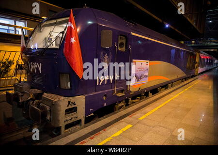 Téhéran, Iran. 7e août 2019. Après une suspension de quatre ans, l'Iran a relancé le Tehran-Ankara train pour la Turquie. L'exécution de 200 passagers, les cinq-voiture train a quitté Téhéran mercredi soir pour 60 heures de voyage. Le train va avoir une escale à l'Iran du nord-ouest de la ville de Tabriz avant de franchir la frontière, avec les passagers prenant ferries sur le lac de Van, avant de continuer à Ankara. Credit : Rouzbeh Fouladi/ZUMA/Alamy Fil Live News Banque D'Images