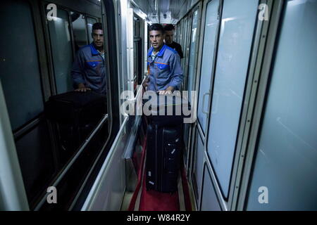 Téhéran, Iran. 7e août 2019. Après une suspension de quatre ans, l'Iran a relancé le Tehran-Ankara train pour la Turquie. L'exécution de 200 passagers, les cinq-voiture train a quitté Téhéran mercredi soir pour 60 heures de voyage. Le train va avoir une escale à l'Iran du nord-ouest de la ville de Tabriz avant de franchir la frontière, avec les passagers prenant ferries sur le lac de Van, avant de continuer à Ankara. Credit : Rouzbeh Fouladi/ZUMA/Alamy Fil Live News Banque D'Images