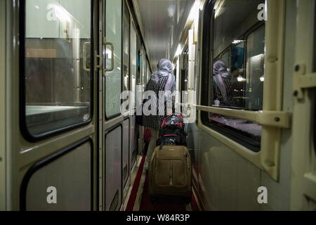 Téhéran, Iran. 7e août 2019. Après une suspension de quatre ans, l'Iran a relancé le Tehran-Ankara train pour la Turquie. L'exécution de 200 passagers, les cinq-voiture train a quitté Téhéran mercredi soir pour 60 heures de voyage. Le train va avoir une escale à l'Iran du nord-ouest de la ville de Tabriz avant de franchir la frontière, avec les passagers prenant ferries sur le lac de Van, avant de continuer à Ankara. Credit : Rouzbeh Fouladi/ZUMA/Alamy Fil Live News Banque D'Images