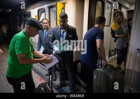 Téhéran, Iran. 7e août 2019. Après une suspension de quatre ans, l'Iran a relancé le Tehran-Ankara train pour la Turquie. L'exécution de 200 passagers, les cinq-voiture train a quitté Téhéran mercredi soir pour 60 heures de voyage. Le train va avoir une escale à l'Iran du nord-ouest de la ville de Tabriz avant de franchir la frontière, avec les passagers prenant ferries sur le lac de Van, avant de continuer à Ankara. Credit : Rouzbeh Fouladi/ZUMA/Alamy Fil Live News Banque D'Images