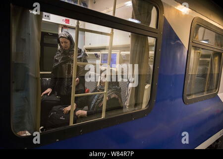 Téhéran, Iran. 7e août 2019. Après une suspension de quatre ans, l'Iran a relancé le Tehran-Ankara train pour la Turquie. L'exécution de 200 passagers, les cinq-voiture train a quitté Téhéran mercredi soir pour 60 heures de voyage. Le train va avoir une escale à l'Iran du nord-ouest de la ville de Tabriz avant de franchir la frontière, avec les passagers prenant ferries sur le lac de Van, avant de continuer à Ankara. Credit : Rouzbeh Fouladi/ZUMA/Alamy Fil Live News Banque D'Images