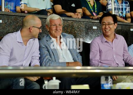 Marcello Lippi, center, récemment nommé entraîneur-chef de l'équipe nationale chinoise, et Xu Jiayin (Hui Ka Yan), à droite, Président de Evergrande Gr Banque D'Images