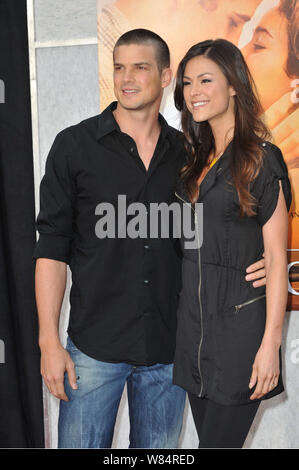 LOS ANGELES, CA. 25 mars 2010 : Rick Malambri & Lisa peut, à la première mondiale de 'The Last Song' à l'Arclight Theatre, à Hollywood. © 2010 Paul Smith / Featureflash Banque D'Images