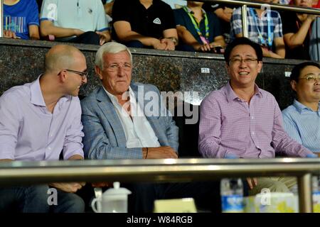 Marcello Lippi, deuxième à gauche, récemment nommé entraîneur-chef de l'équipe nationale chinoise, et Xu Jiayin (Hui Ka Yan), deuxième à droite, Président de l'E Banque D'Images