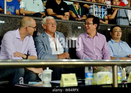 Marcello Lippi, deuxième à gauche, récemment nommé entraîneur-chef de l'équipe nationale chinoise, et Xu Jiayin (Hui Ka Yan), deuxième à droite, Président de l'E Banque D'Images