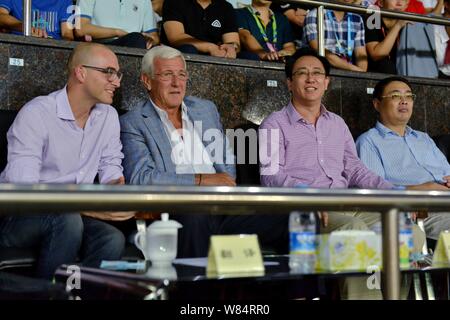 Marcello Lippi, deuxième à gauche, récemment nommé entraîneur-chef de l'équipe nationale chinoise, et Xu Jiayin (Hui Ka Yan), deuxième à droite, Président de l'E Banque D'Images