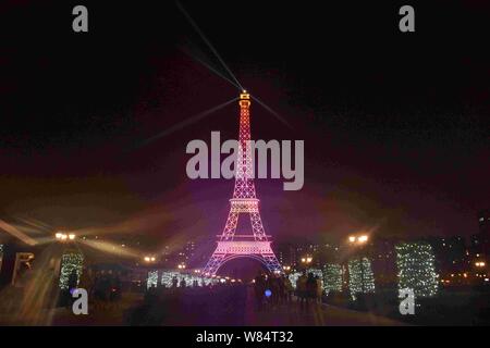 La moitié des moyennes copie de la Tour Eiffel est illuminée à Tianducheng, une petite communauté Chinoise réplication de Paris, dans la ville de Hangzhou, Chine, Moyen-Orient Zhejian Banque D'Images