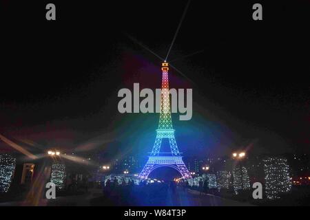 La moitié des moyennes copie de la Tour Eiffel est illuminée à Tianducheng, une petite communauté Chinoise réplication de Paris, dans la ville de Hangzhou, Chine, Moyen-Orient Zhejian Banque D'Images