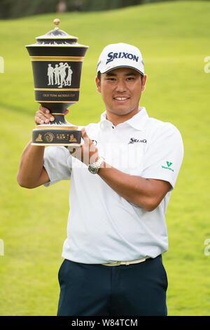 Hideki Matsuyama du Japon pose avec son trophée de champion après avoir remporté le 2016 WGC-HSBC Champions tournoi de golf à Shanghai, Chine, 30 Octobre 2016 Banque D'Images