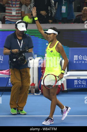 Shuai Zhang de Chine accueille les spectateurs après avoir battu Samantha Stosur de l'Australie dans leur première série de match au cours de l'Open de Chine 2 Banque D'Images