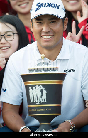 Hideki Matsuyama du Japon pose avec son trophée de champion après avoir remporté le 2016 WGC-HSBC Champions tournoi de golf à Shanghai, Chine, 30 Octobre 2016 Banque D'Images