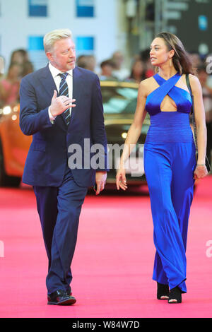 La légende allemande de tennis Boris Becker, à gauche, et son épouse Sharlely Becker arrivent sur le tapis rouge pour un événement d'ouverture de la Mission Hills World Celebri Banque D'Images