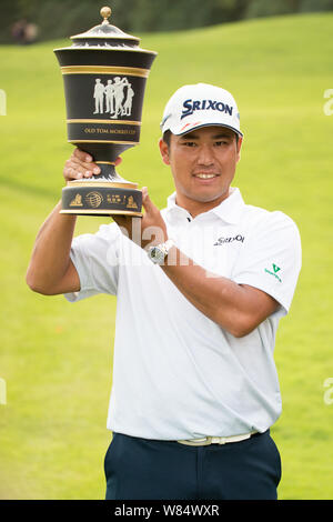 Hideki Matsuyama du Japon pose avec son trophée de champion après avoir remporté le 2016 WGC-HSBC Champions tournoi de golf à Shanghai, Chine, 30 Octobre 2016 Banque D'Images