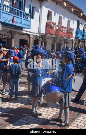 Marching Band pendant le jour de l'indépendance sur la Plaza de Armas, Cusco, Pérou Banque D'Images