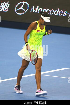 Shuai Zhang de Chine réagit après avoir marqué contre Samantha Stosur de l'Australie au cours de leurs dames en premier match au cours de la Chine d'ouvrir 20 Banque D'Images