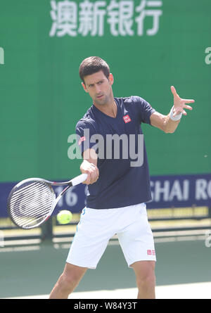 Novak Djokovic la Serbie de prend part à une session de formation pour les Masters de Shanghai 2016 Tournoi de tennis à Shanghai, Chine, 10 octobre 2016. Banque D'Images