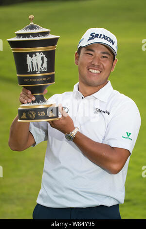 Hideki Matsuyama du Japon pose avec son trophée de champion après avoir remporté le 2016 WGC-HSBC Champions tournoi de golf à Shanghai, Chine, 30 Octobre 2016 Banque D'Images