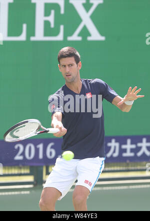 Novak Djokovic la Serbie de prend part à une session de formation pour les Masters de Shanghai 2016 Tournoi de tennis à Shanghai, Chine, 10 octobre 2016. Banque D'Images