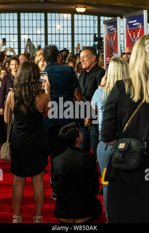 Asbury Park, NJ - 7 août 2019 : Bruce Springsteen arrive pour premiere de 'aveuglé par la lumière' au Paramount Theatre Banque D'Images