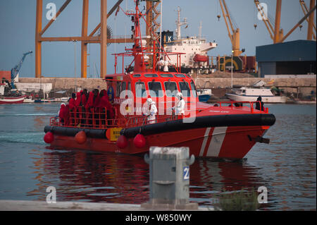 Malaga, Espagne. 07Th Aug 2019. Les migrants sont vus en arrivant sur un bateau de sauvetage au Port de Malaga. Service de Sauvetage Maritime de l'Espagne a sauvé un total de 73 migrants à bord d'un canot traversant la mer d'Alboran et les apporta à Malaga port, où ils étaient assistés par la Croix Rouge Espagnole. Autour de 163 migrants ont été secourus au cours des dernières heures. Credit : SOPA/Alamy Images Limited Live News Banque D'Images